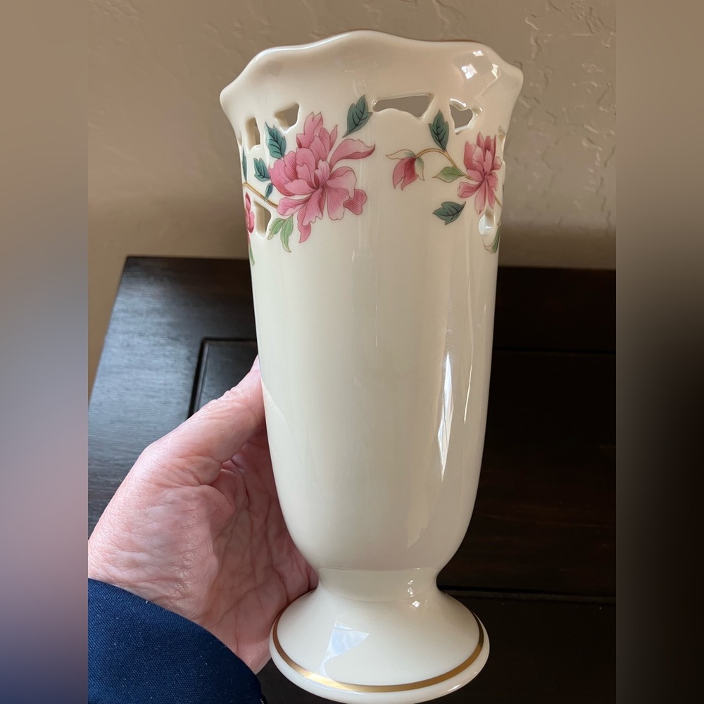 Lenox Porcelain Barrington Collection Vase w/Pink Floral Trim & Gold Accent. - Picture 2 of 4